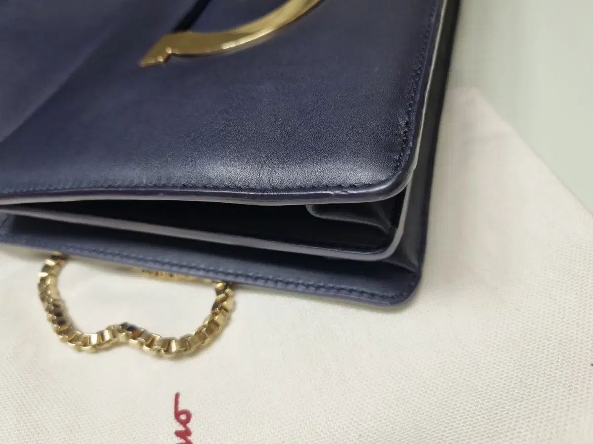 フェラガモ クロスチェーンバッグ