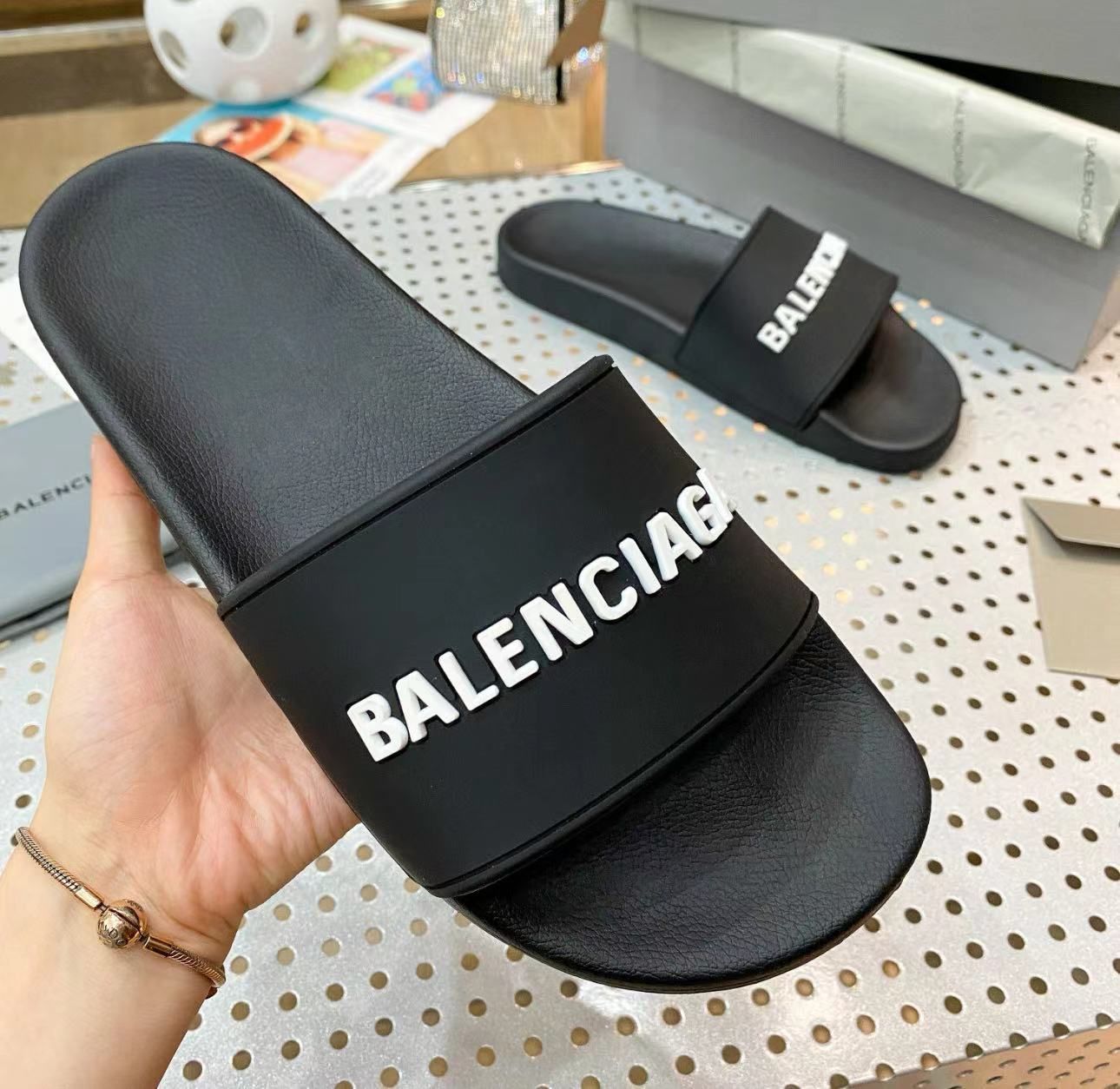 新品、未使用 バレンシアガ BALENCIAGA サンダル スリッパ ブラック - メルカリ