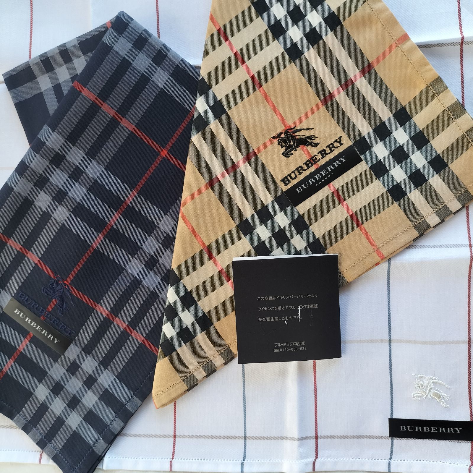 ハンカチ　バーバリーハンカチ　BURBERRYLONDONメンズハンカチセット　王道のデザイン　３枚共にブランドロゴシール付き　新品未使用品箱入り　 人気の３色