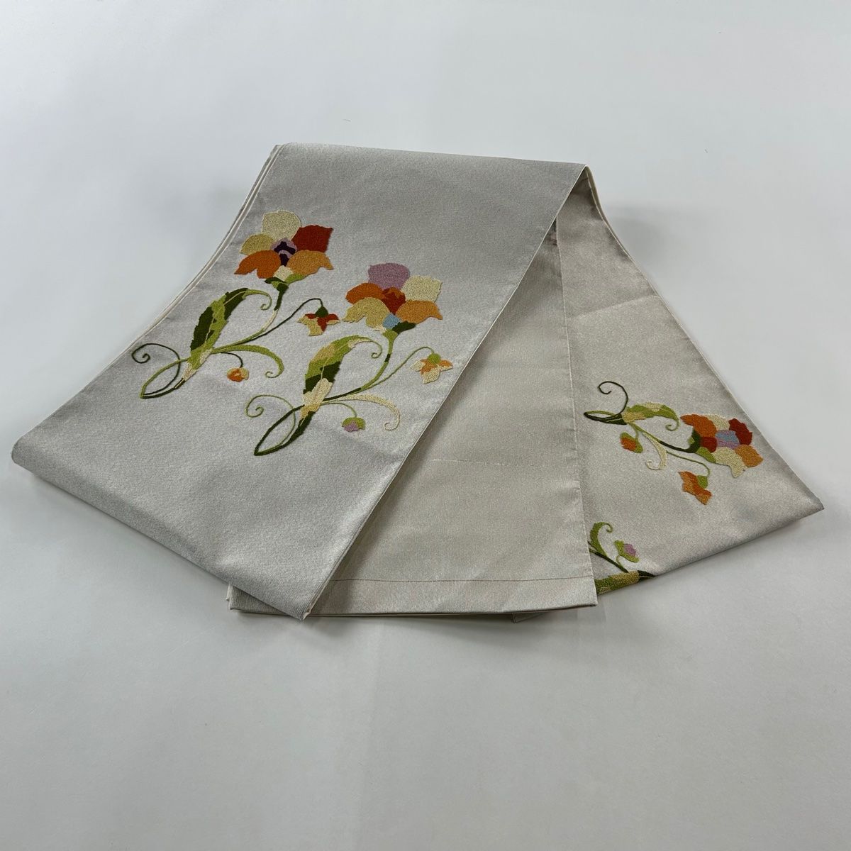 袋帯 秀品 関西仕立て 草花 相良刺繍 銀糸 クリーム お太鼓柄 袋帯 秀品 関西仕立て 草花 相良刺繍 銀糸 クリーム お太鼓柄