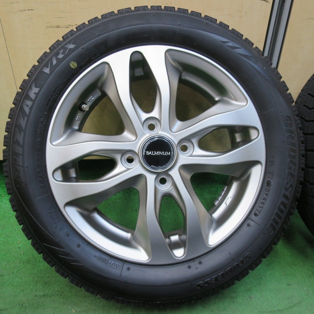 バリ溝！キレイ！8.5分☆スタッドレス 155/65R14 ブリヂストン