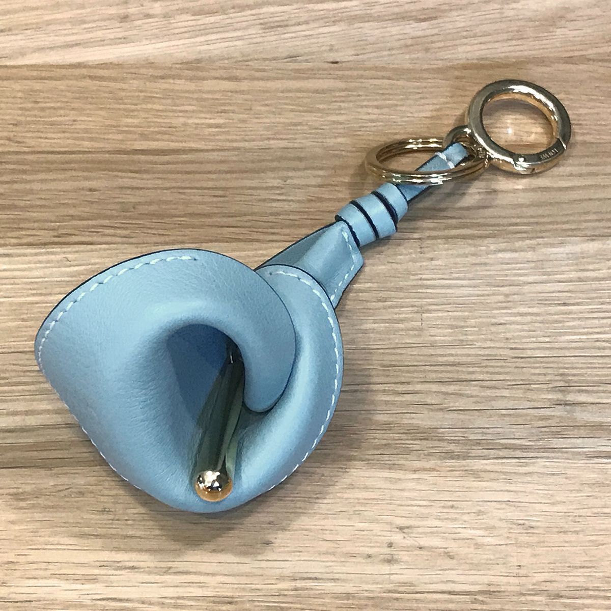 ロエベ カラ バッグチャーム オランダカイウユリモチーフ ライトブルー キーリング キーホルダー レザー 09997