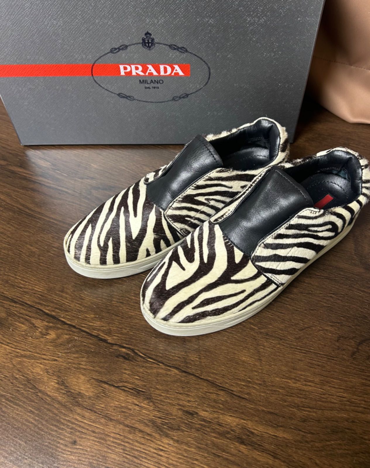 プラダ PRADA スニーカー 靴 スリッポン ゼブラ ラバーソール レザー 