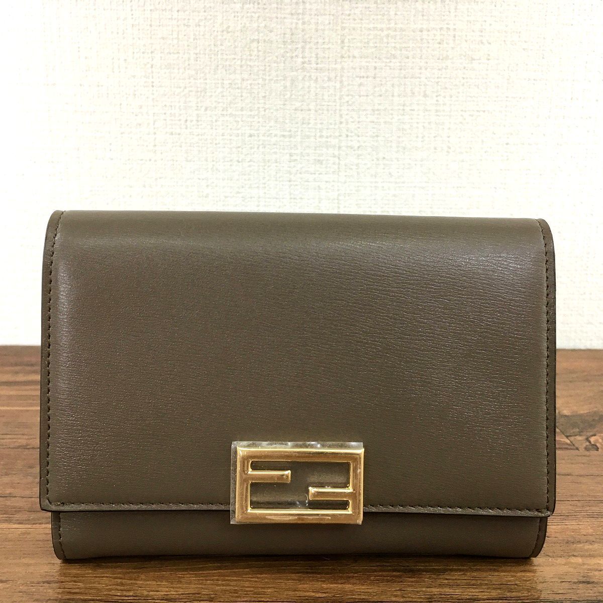 店内全品ﾎﾟｲﾝﾄ2倍!! 未使用品 FENDI ミディアムウォレット 8M0419 163