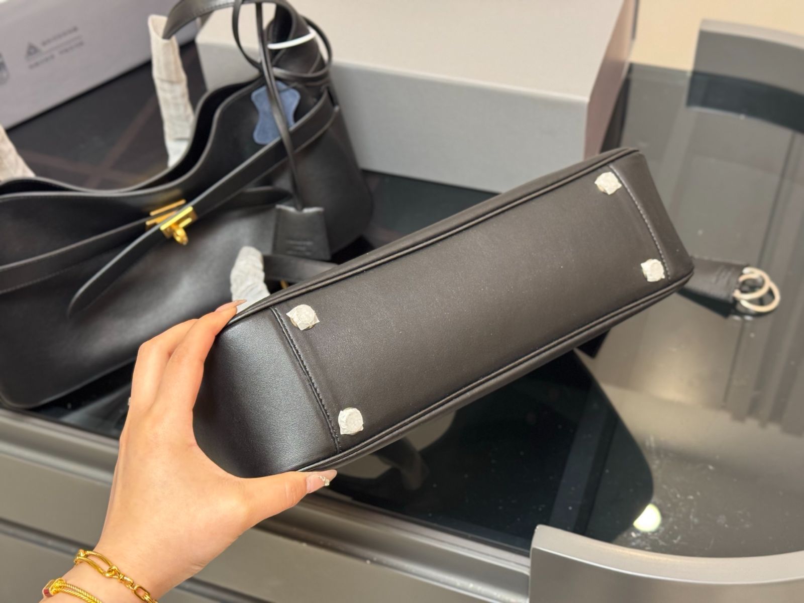 × 角ボタン五金のレトロな魅力