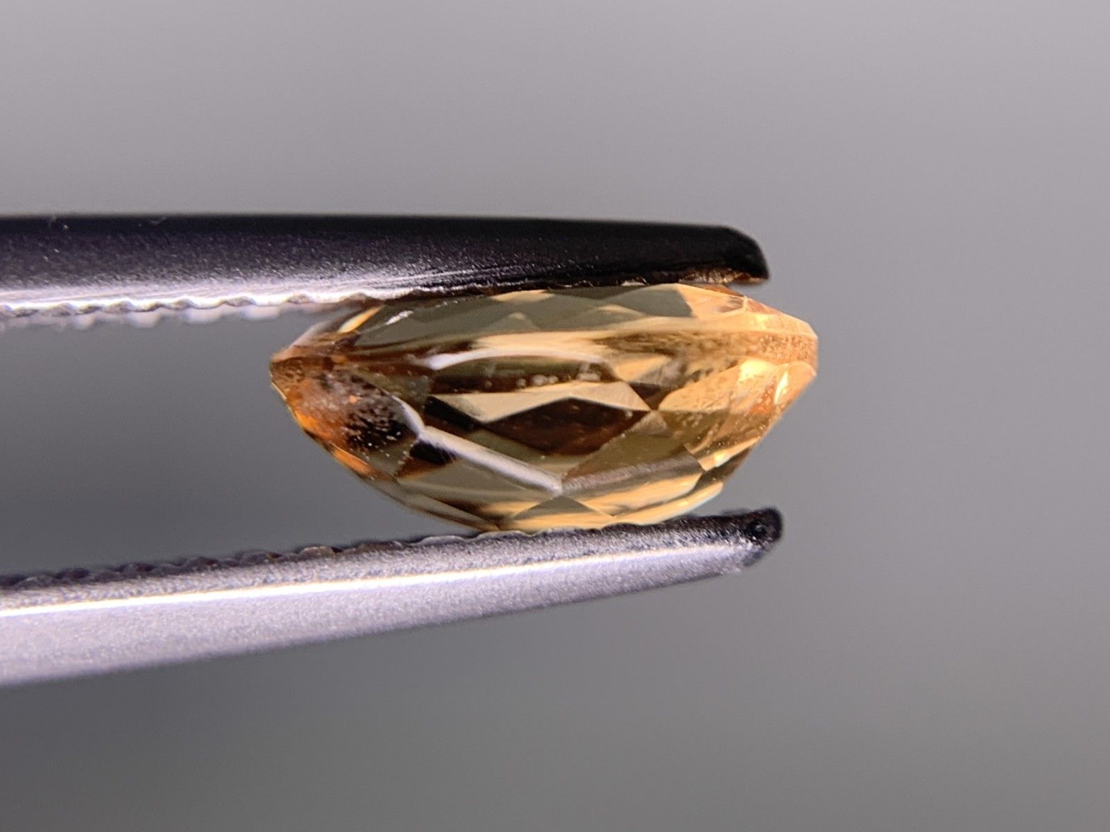 1.441ct 縦7.9㎜×横6.4㎜×高さ3.5㎜