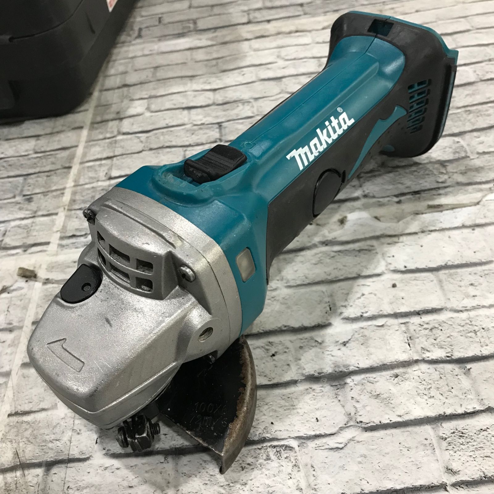 ☆マキタ(makita) 100mmコードレスディスクグラインダー GA400DZ