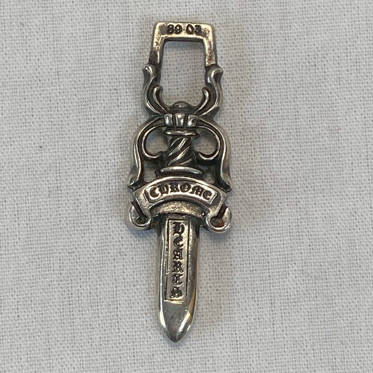 クロムハーツ 【CHROMEHEARTS】シルバーダガーチャーム CHROME HEARTS 【美品】CHROME クロムハーツ NO5 ダガー