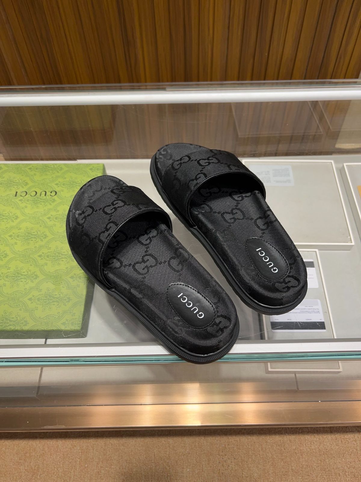 Gucci グッチ メンズ スリッパ04 - メルカリ