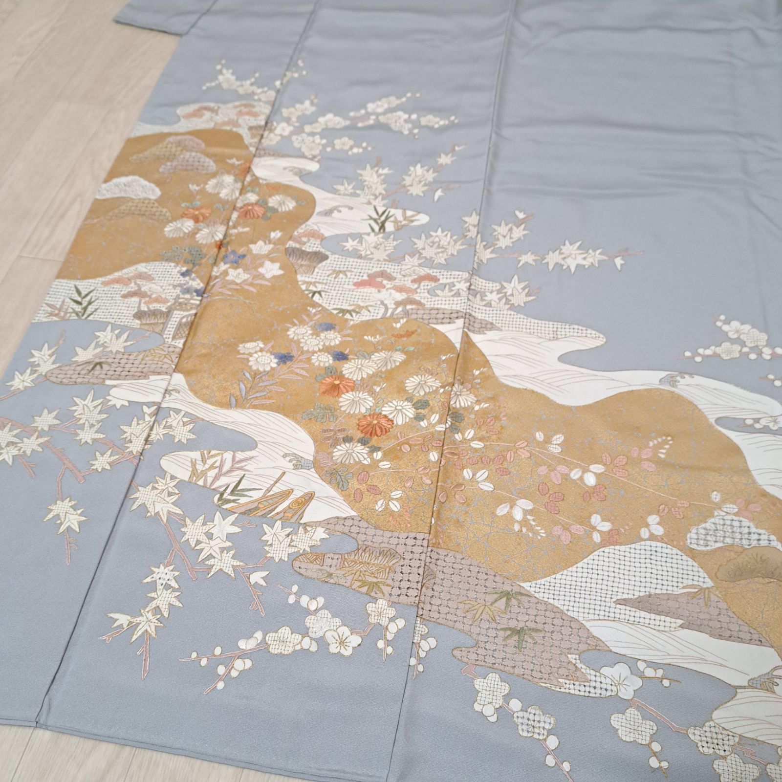 送料無料、限定数の新入荷!! 色留袖 裄67 丈165 袖48 正絹 袷 一つ紋 丸に隅立て四つ目 ブルーグレー地に流水と春秋柄 ほ18E03 k2502