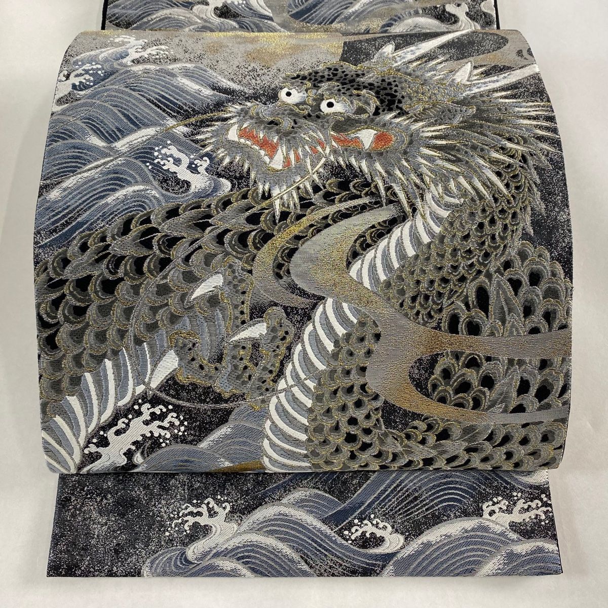 袋帯 美品 逸品 龍 波 金銀糸 箔 黒 お太鼓柄 正絹 【中古