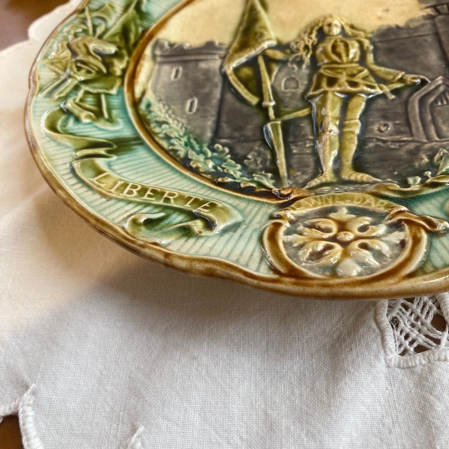フランスアンティーク　バルボティーヌのジャンヌダルク絵皿 フランス バルボティーヌのジャンヌダルク絵皿 - RUI Antiques