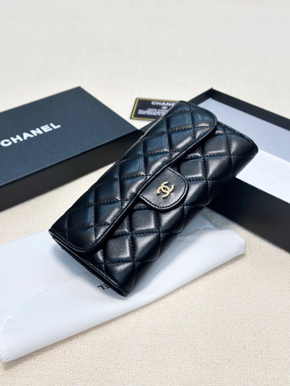 シャネル2つ折り財布 CHANEL シャネル 財布 二つ折り財布 AP0231 Y01864 マトラッセ