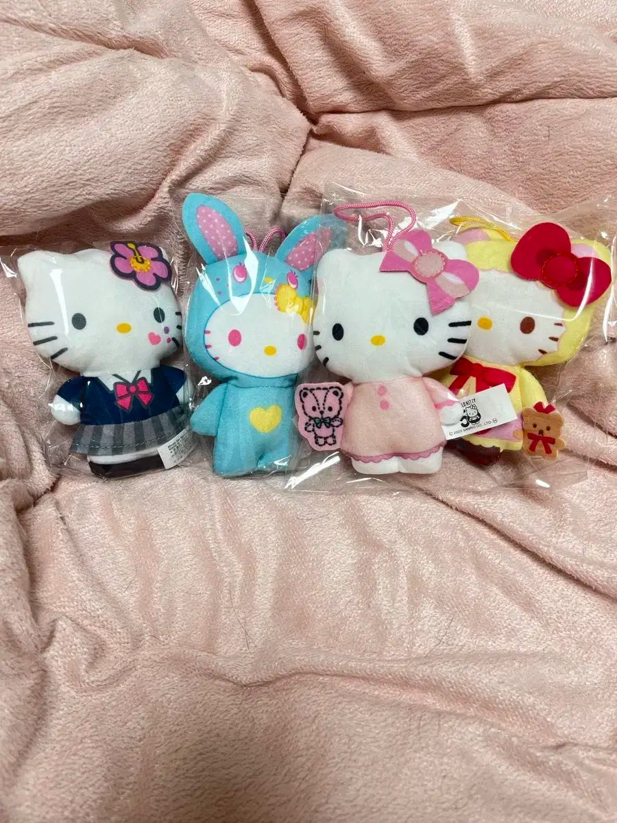 vivitix ハローキティ　ぬいぐるみ　キーホルダー Qoo10] 2個入り 声の出るハローキティストラップ