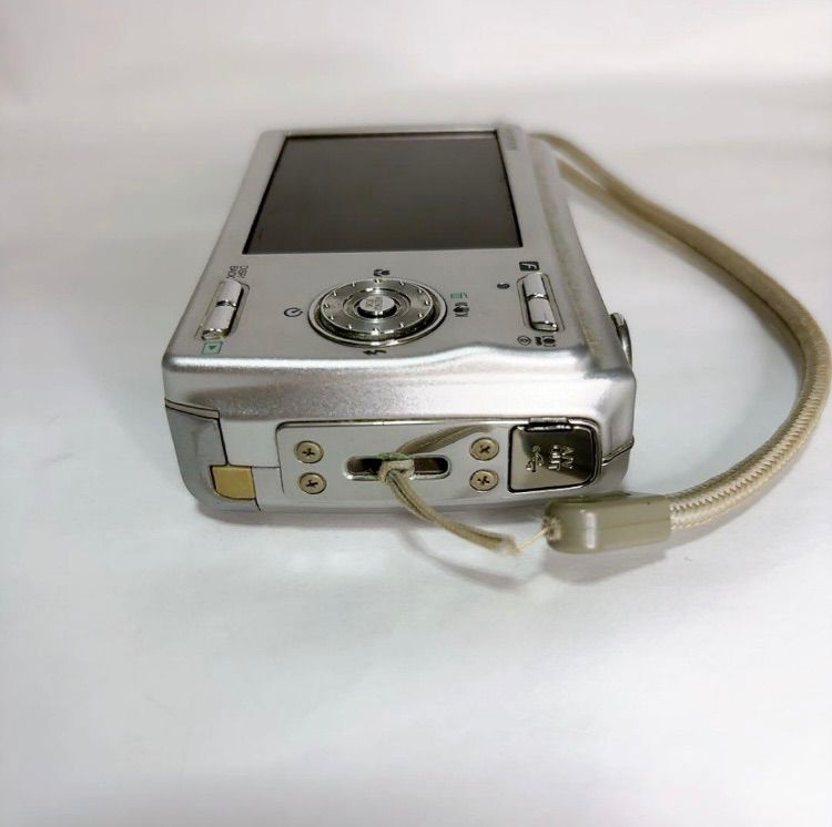 【極美品】FUJIFILM FinePix F100fd シルバー　ストラップ付 極美品】FUJIFILM FinePix F100fd シルバー ストラップ付 - メルカリ