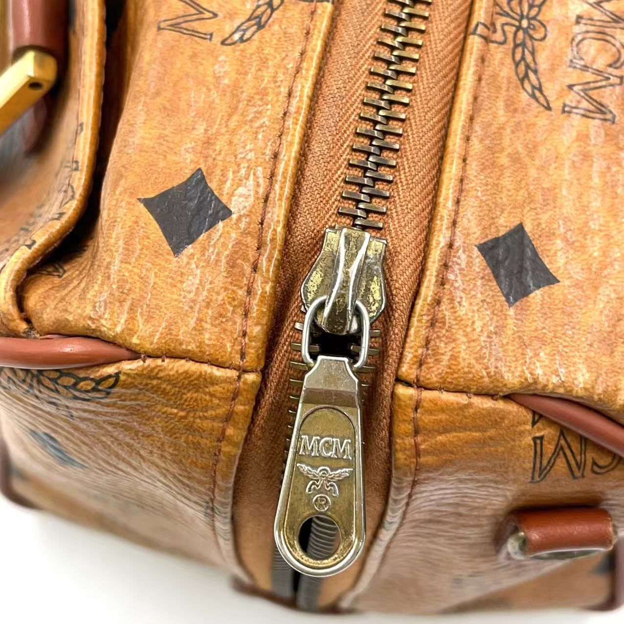 【良品】MCM　メッセンジャーバッグ　ヴィセトス柄　総柄　ブランドロゴ　PVC MCM ヴィセトス ハンドバッグ Visetos 総柄 ロゴプレート レザー