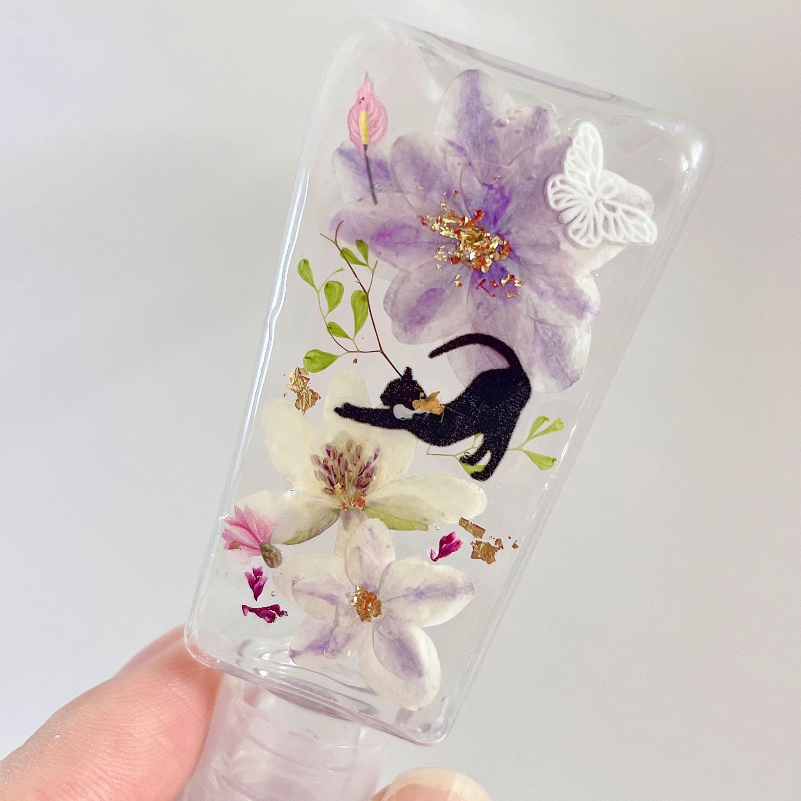 猫の花遊びシリーズ】水に浮かぶ押し花のアルコールジェルホルダー 