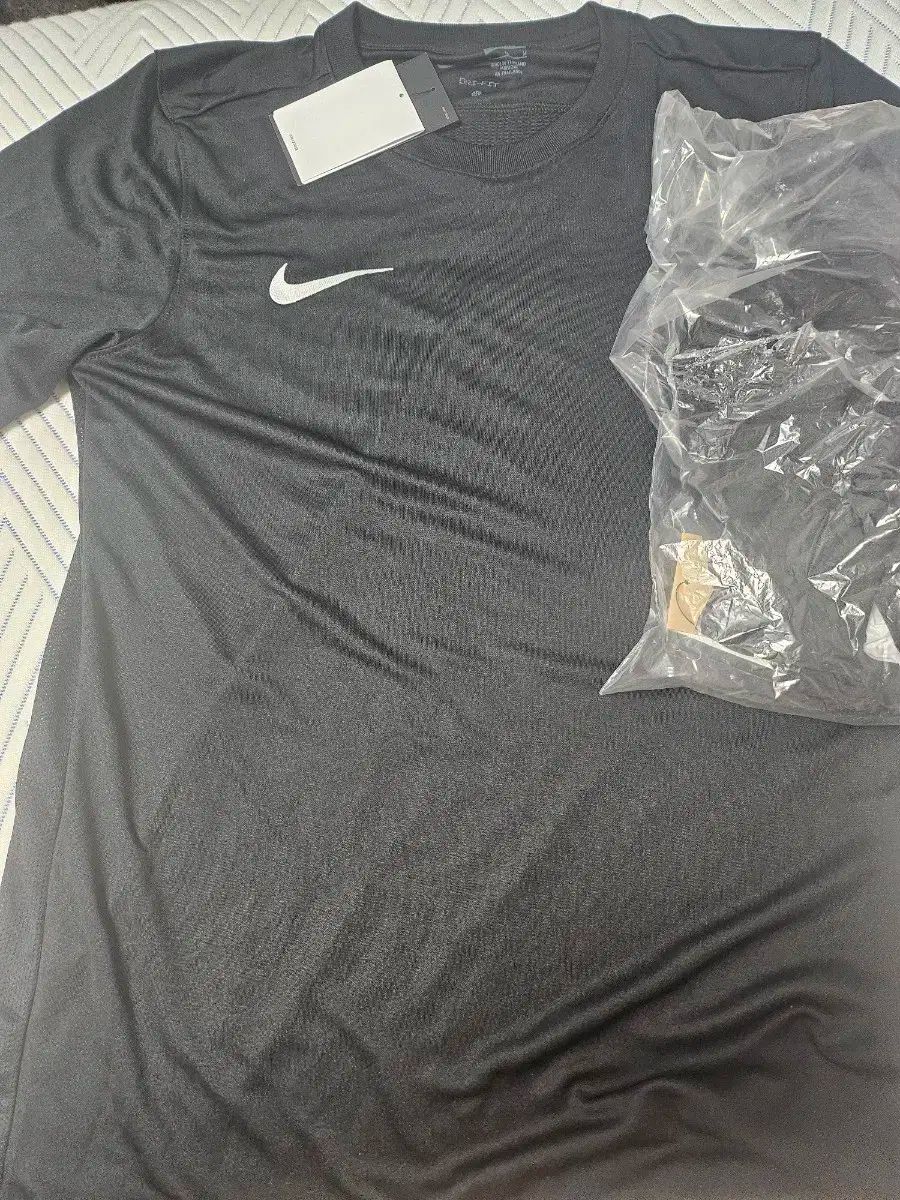 Nike(ナイキ） ドライ スウッシュ 半袖Tシャツ BV6708 ー 010 未使用 出品