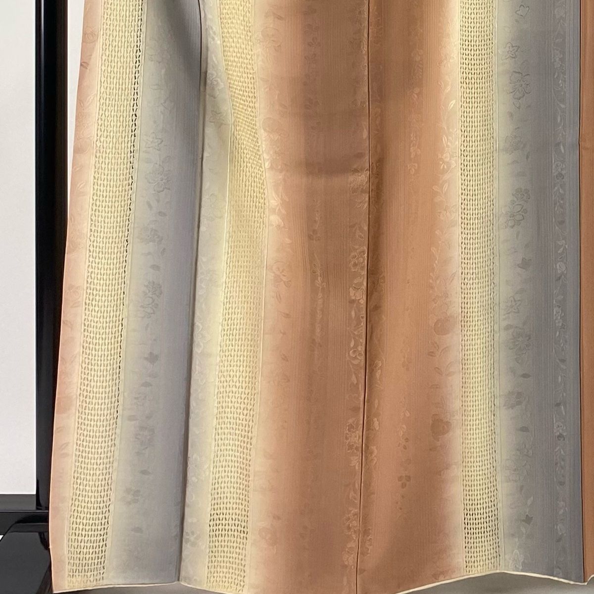 小紋 身丈166cm 裄丈69cm L 袷 地紋 縦ぼかし柄 刺繍 サーモンピンク 正絹