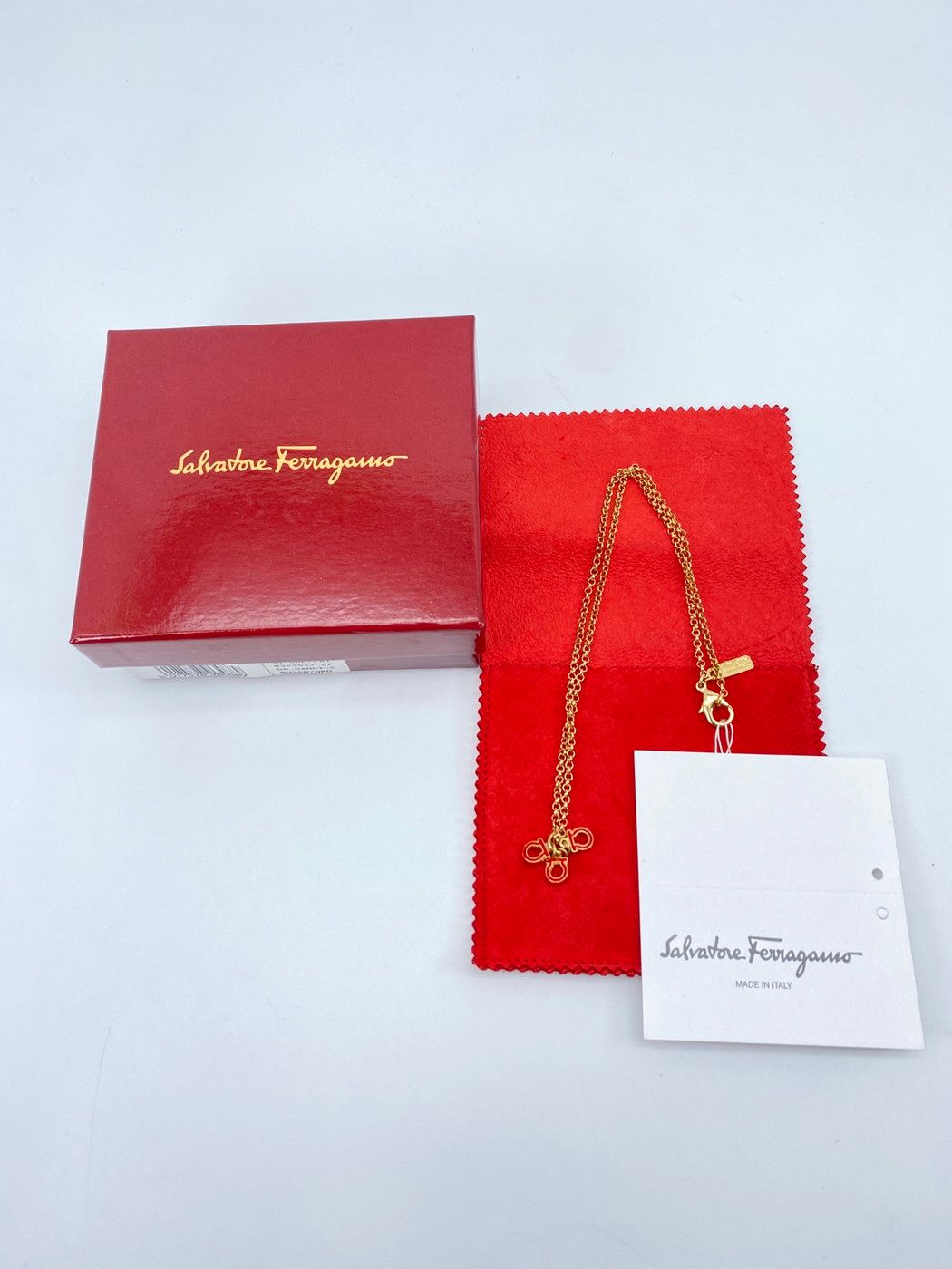 Ferragamo フェラガモ ガンチーニロゴ ネックレス 赤 9252 Ferragamo フェラガモ ガンチーニロゴ ネックレス 赤 管理番号
