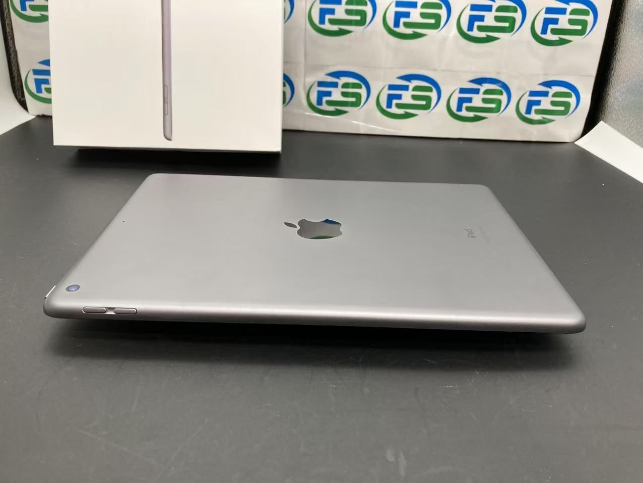 美品 iPad 第8世代 32GB スペースグレイ Wi-Fiモデル 外観きれい
