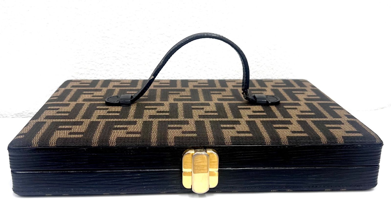 Fendi ズッカ柄　ハンドバッグ　美品　送料込み FENDI フェンディ ハンドバッグ ロゴ ズッカ柄 クラッチバッグ