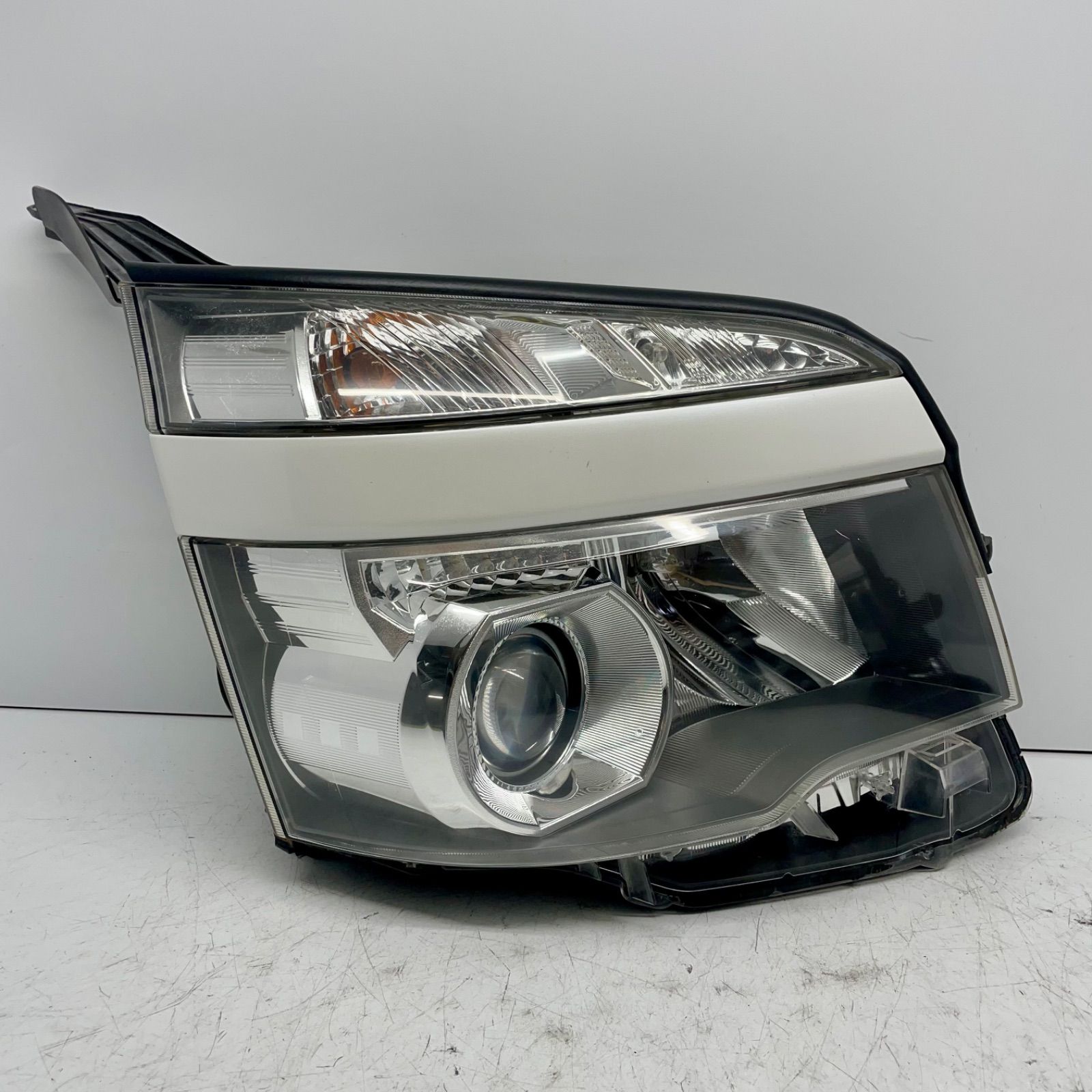 ヴォクシー ZRR70W⁄ZS前期 ヘッドライト左右 セットHID 28-203