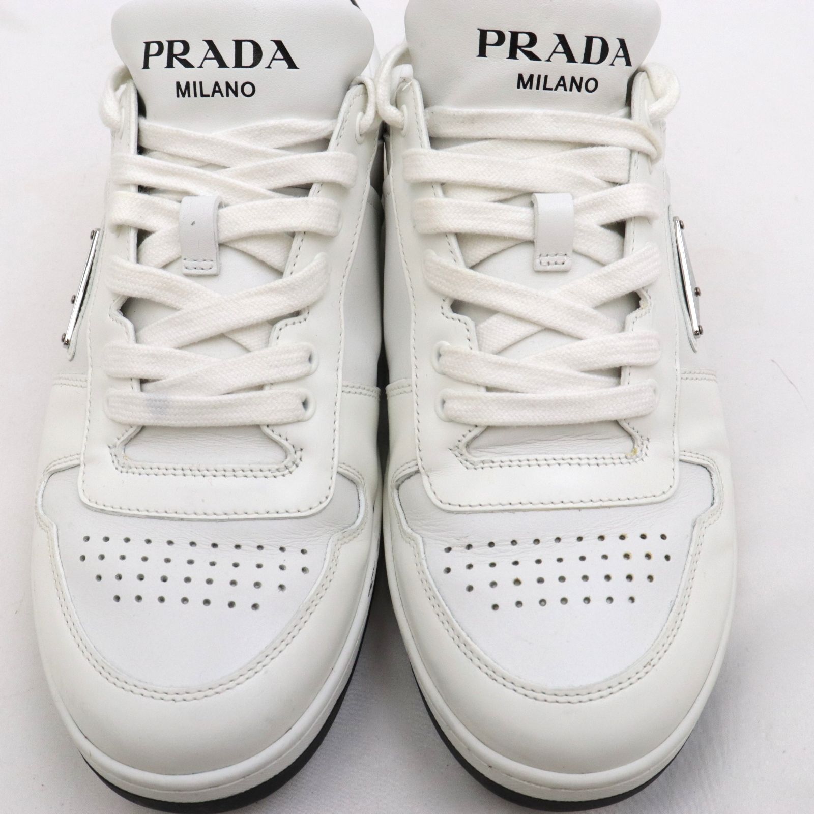 美品 プラダ ダウンタウン ローカットレザースニーカー メンズ 白 6.5 トライアングルロゴ PRADA