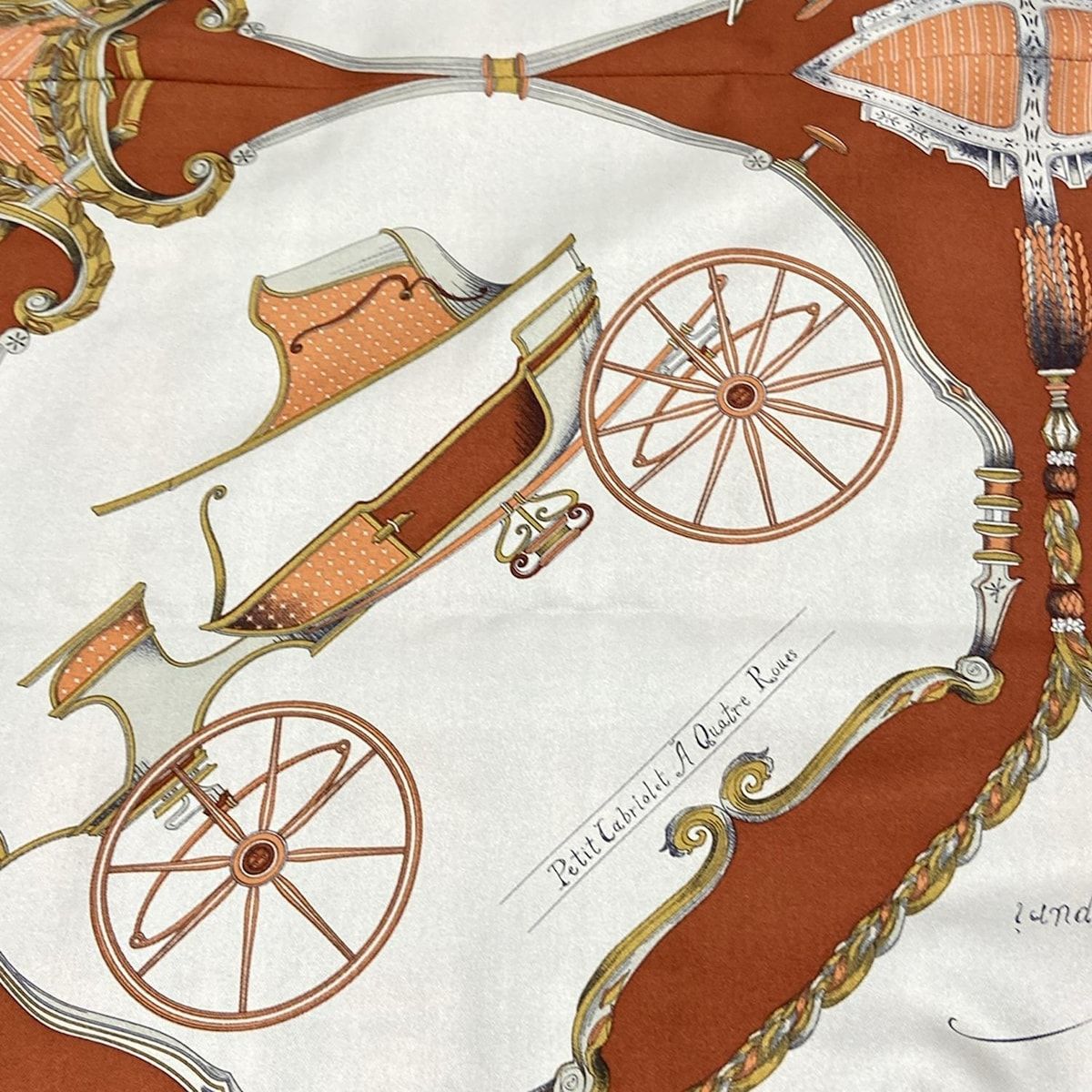 ライトグレー×レッド×マルチ キャリッジ柄