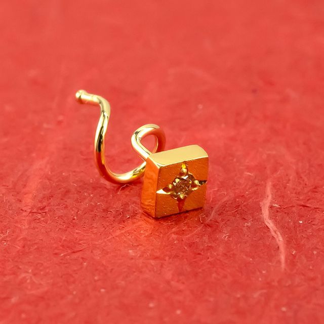 18 キャッチレスピアス