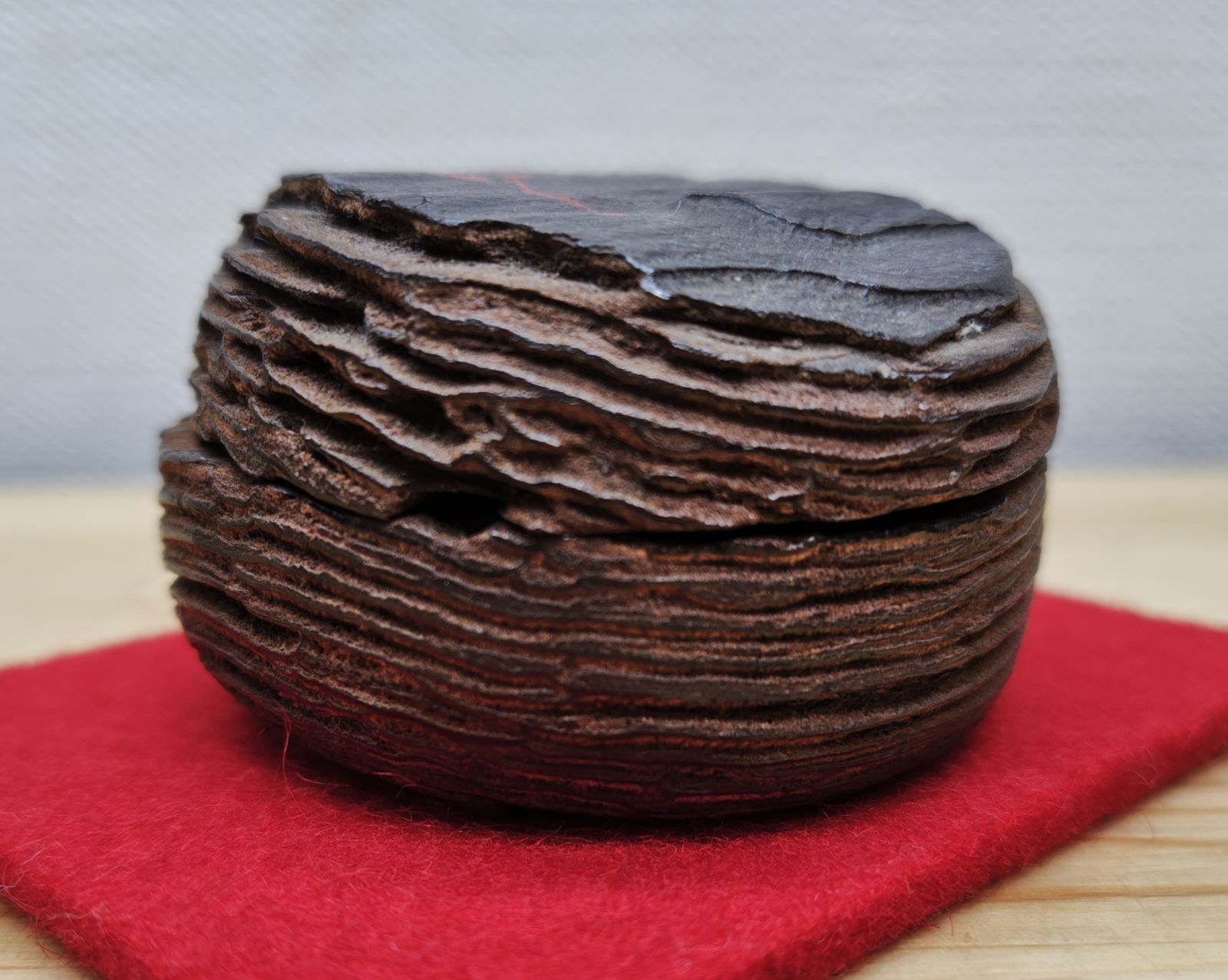 送料込【逢絢亭】茶道具 香合 松皮香合 織部の松を以て 木製 不蔵庵 龍渓 共箱 逢絢亭】茶道具 香合 松皮香合 織部の松を以て 木製 不蔵庵 龍渓