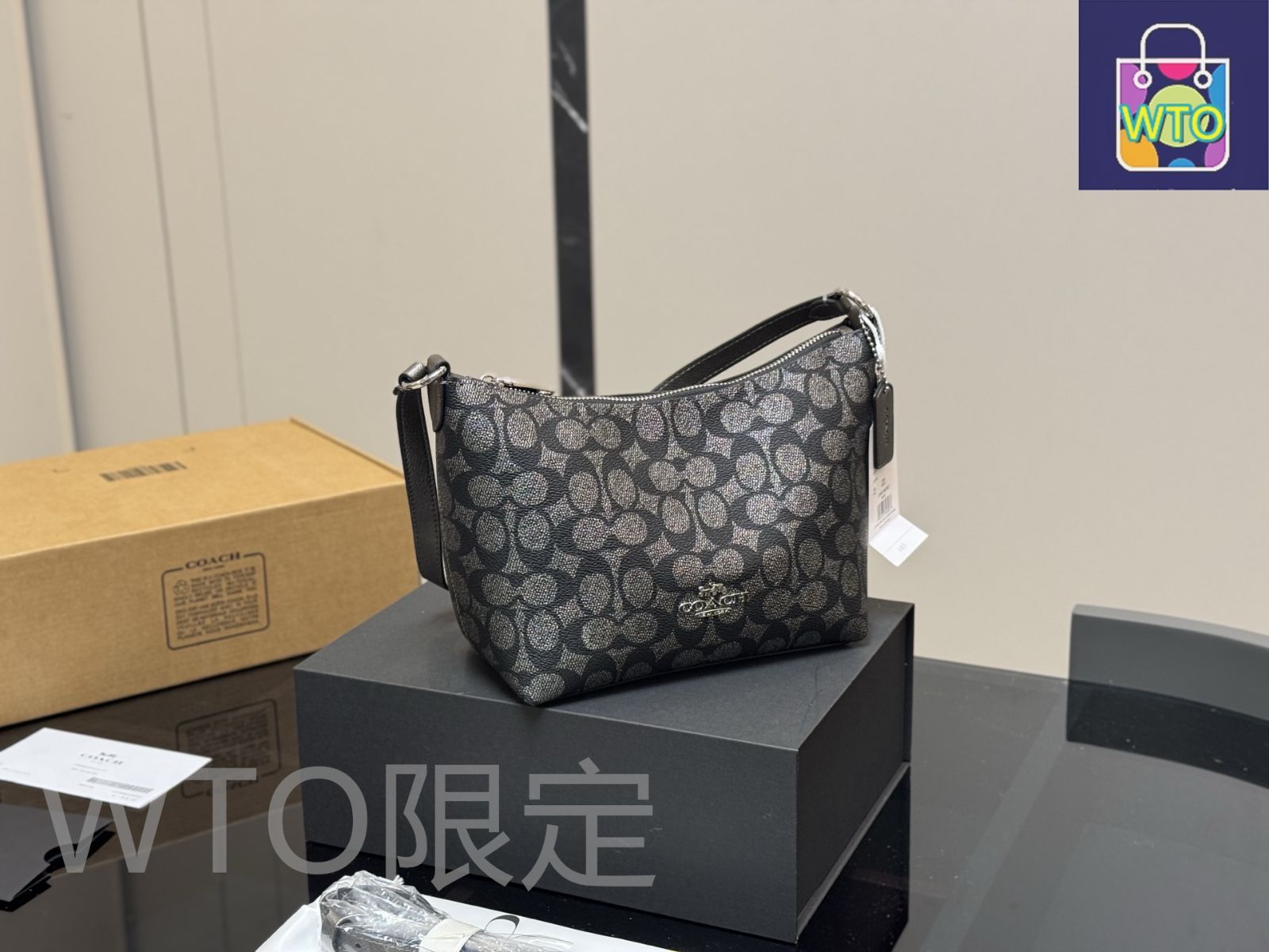 今日特価】Coach コーチ ジップバッグ シリーズ 金属質感の新