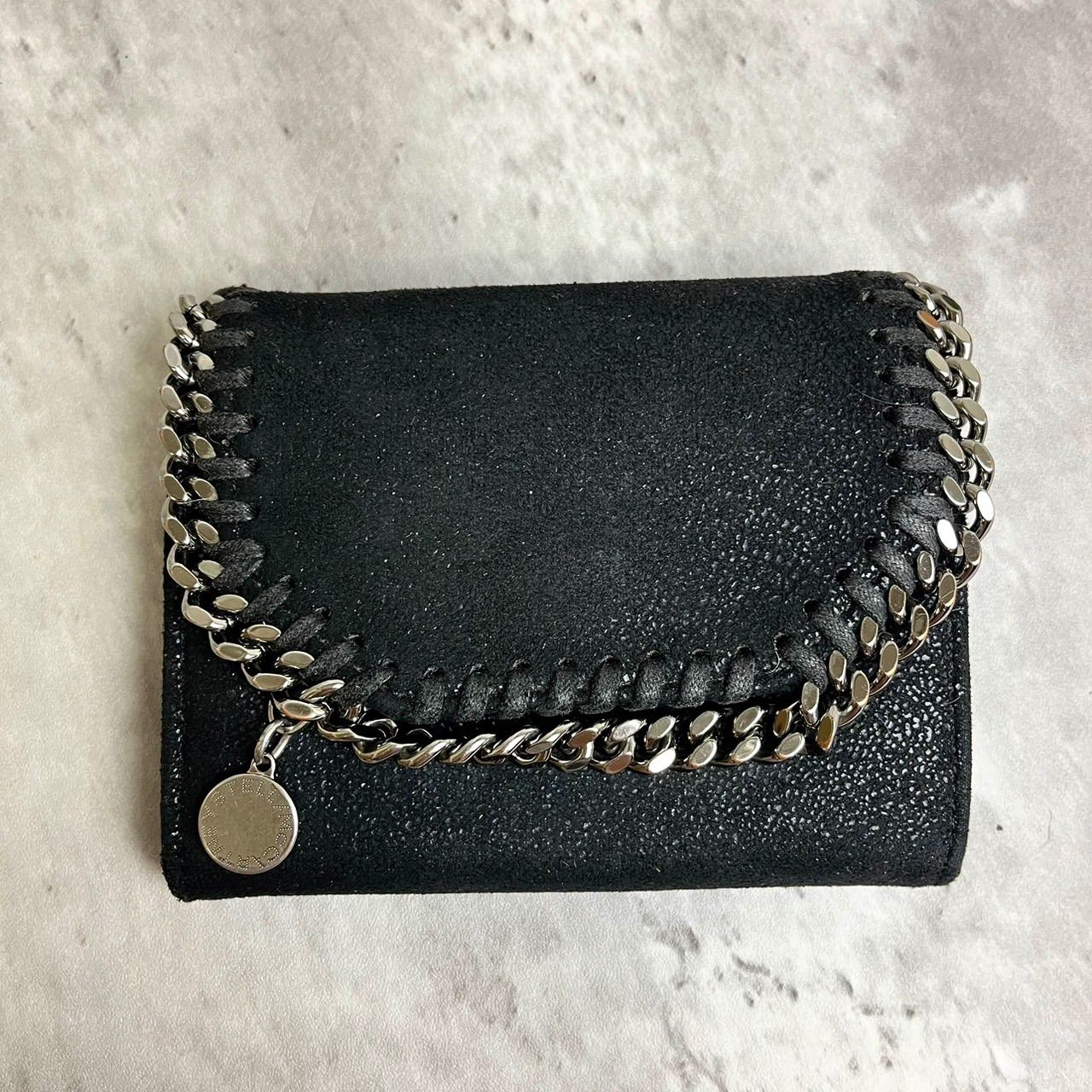 ✨良品✨ Stella McCartney ステラマッカートニー 二つ折り財布 シルバー金具 ロゴ型押し ロゴ総柄 ウォレット カードケース 定期入れ  小銭入れ ファラベラ レディース ブラック 黒色