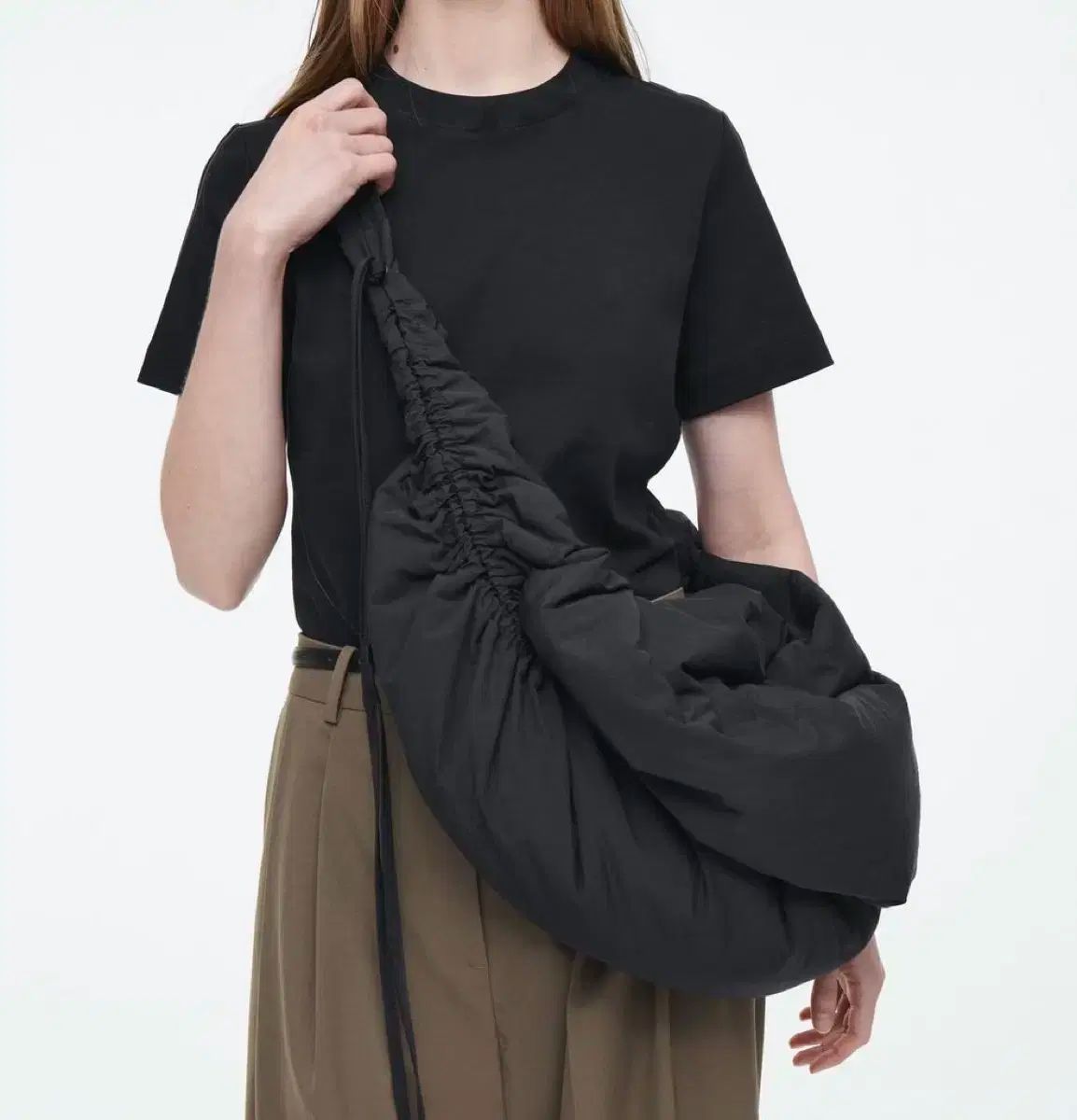 コス キャノピー ブラック オーバーサイズ クロスボディーバッグ