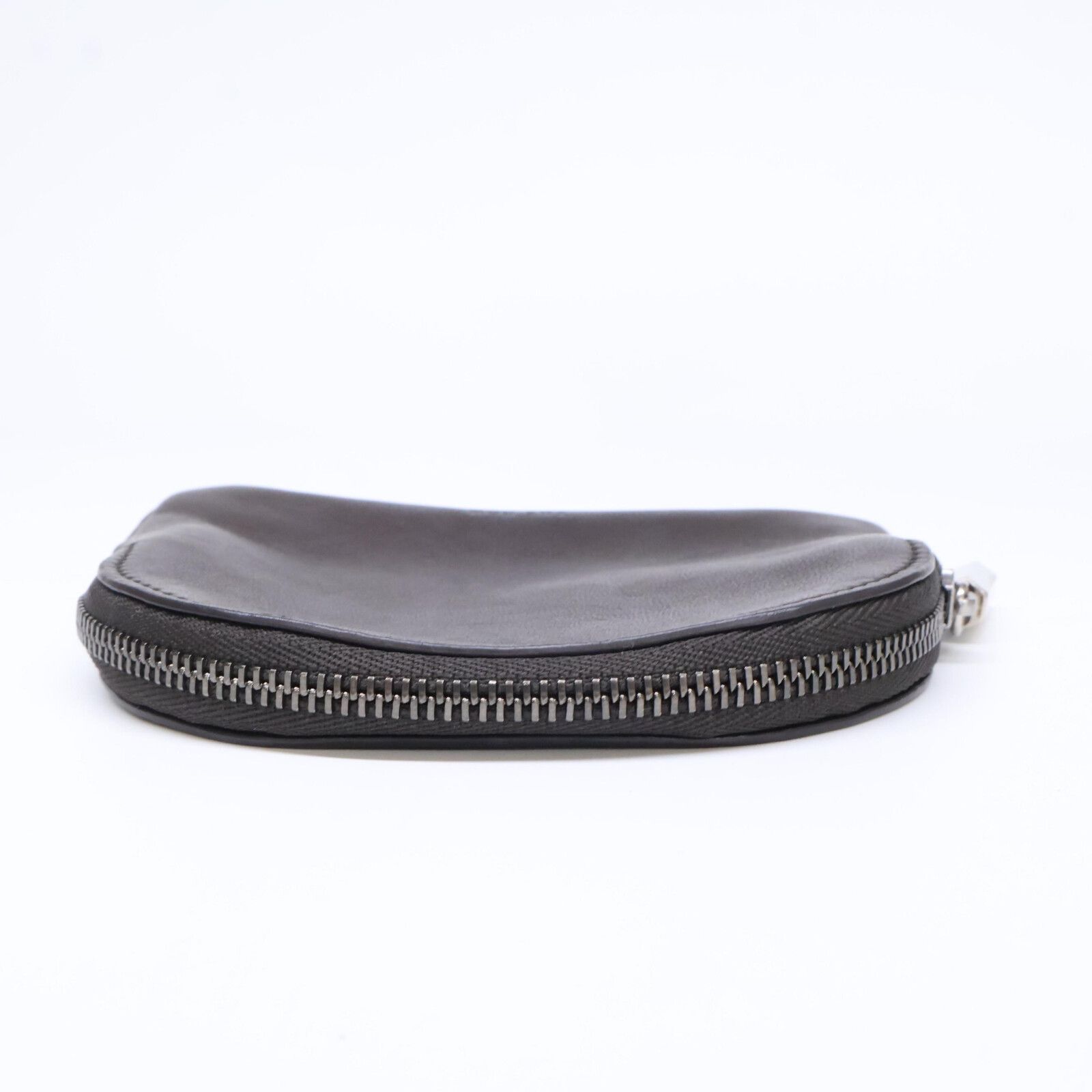 【THE ROW】Circle ポーチ The Row EW Circle Pouch in Black ANG | FWRD