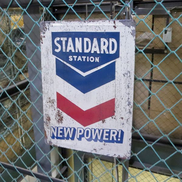 エンボス メタルサイン 看板 STANDARD STATION 【シェブロン スタンダードステーション ブリキ看板】 - メルカリ