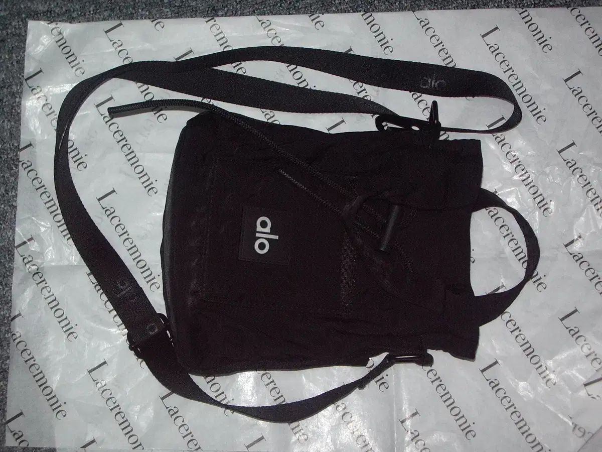 アーロ ヨガ alo クロス ボディ バケットバッグ ショルダーバッグ