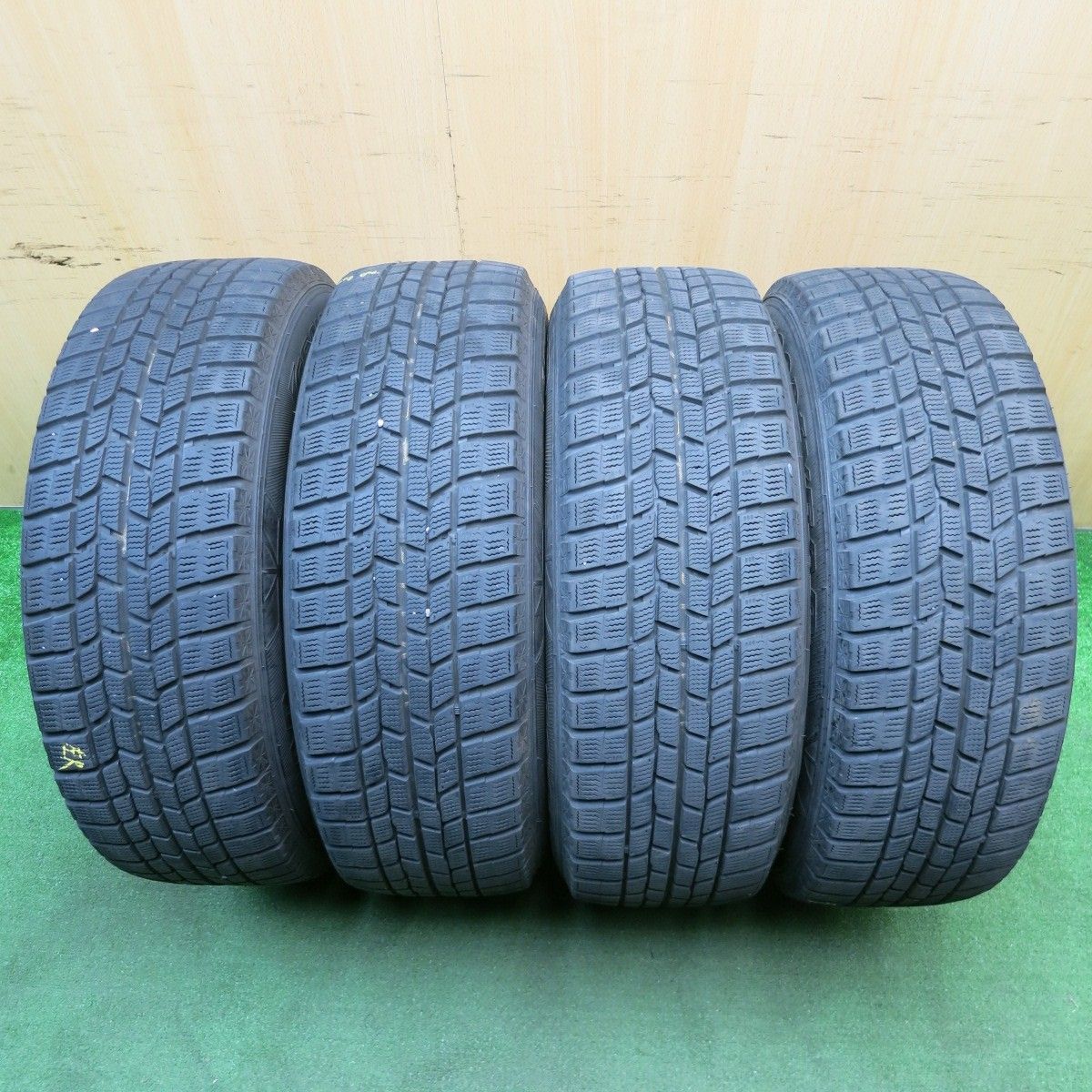 バリ溝！キレイ！9.5分スタッドレス 215/60R17 グッドイヤー アイス 