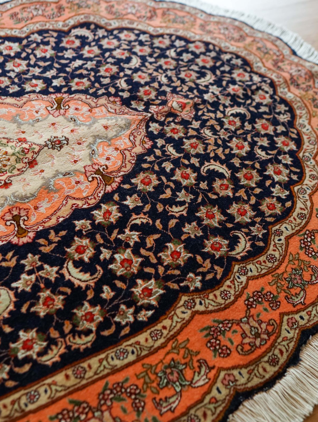 ペルシャ手織り絨毯 タブリーズ産 丸い 145×98cm ウール＆シルク USTAUSTRALIA_COM_AU