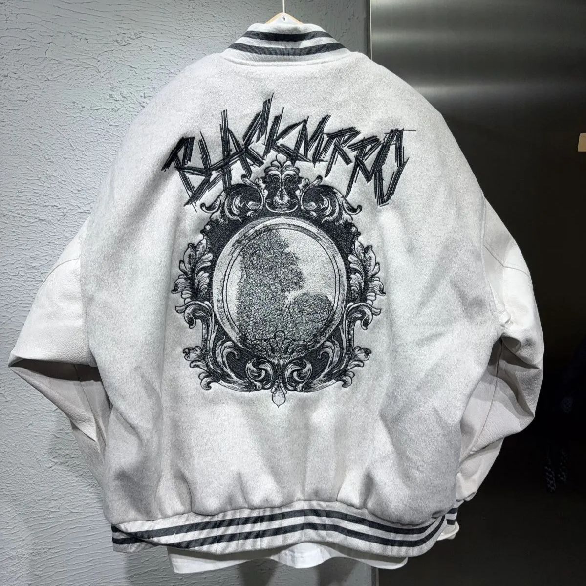 h ヴィンテージ＆高街系 美式レトロ 刺繍入り ジャケット｜PUレザー切り替え スタジャン風 アメカジ ストリートユニセックス