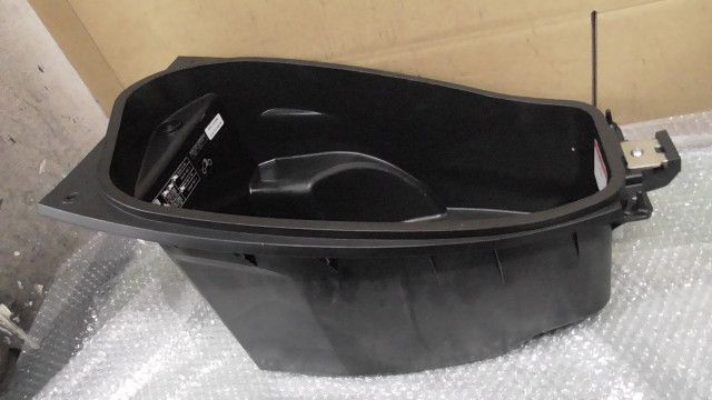 アヴェニス125　EA12J-103xxx　の　メットインボックス:#1740540427