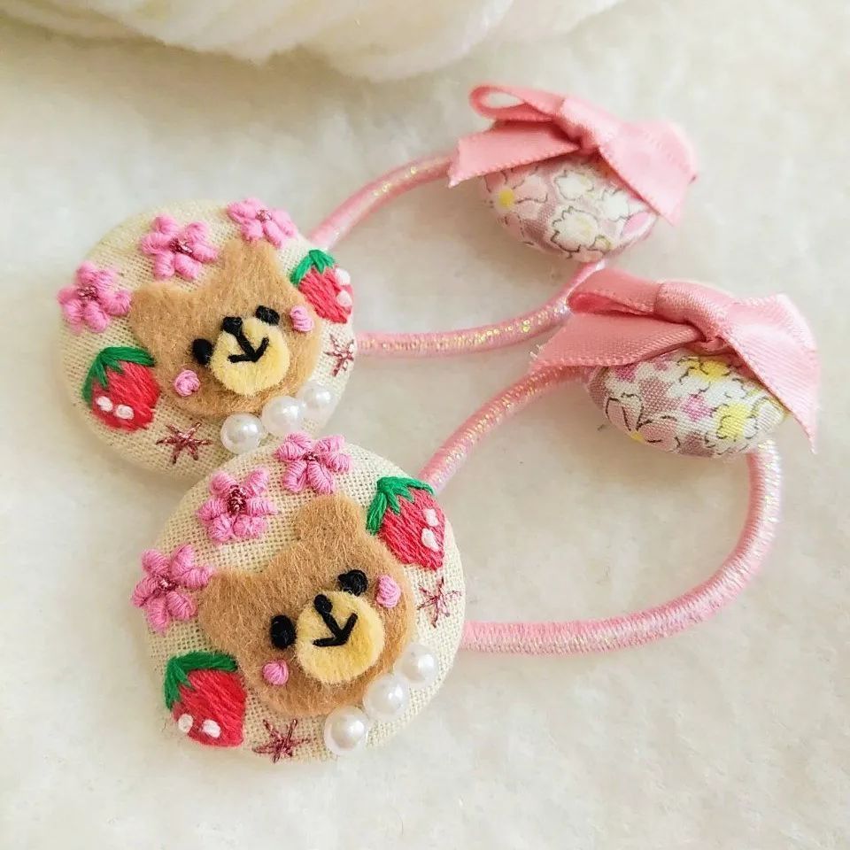 受注生産♡クマ(^(ｴ)^)いちご♡2.7センチくるみボタンヘアゴム2点 