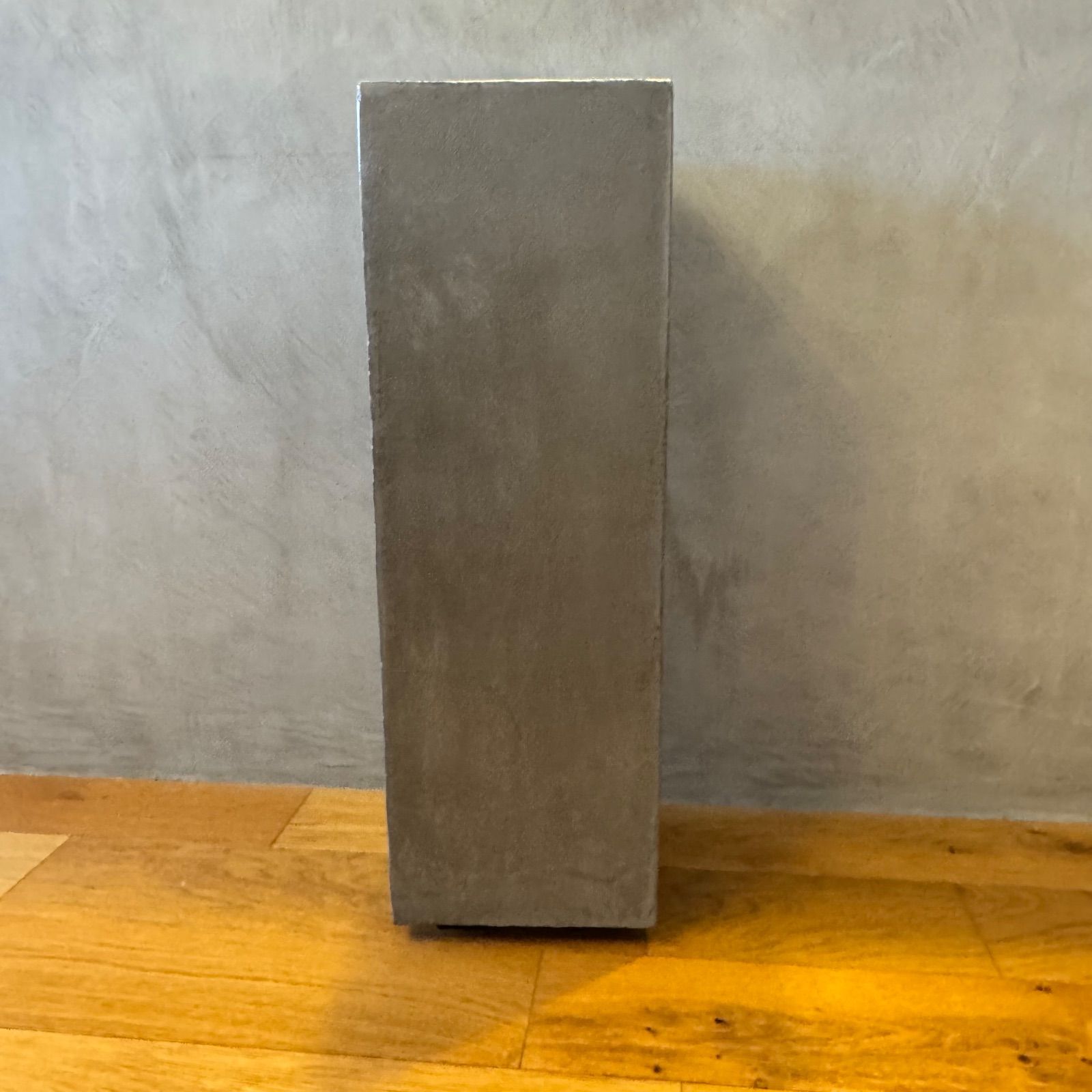 のしっくいを使ったディスプレイスタンド フラワースタンド モルタル調 MARWIL-DEMENAGEMENTS_CH