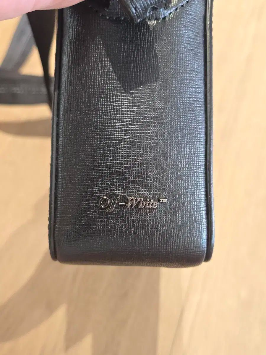 オフホワイト ブラック