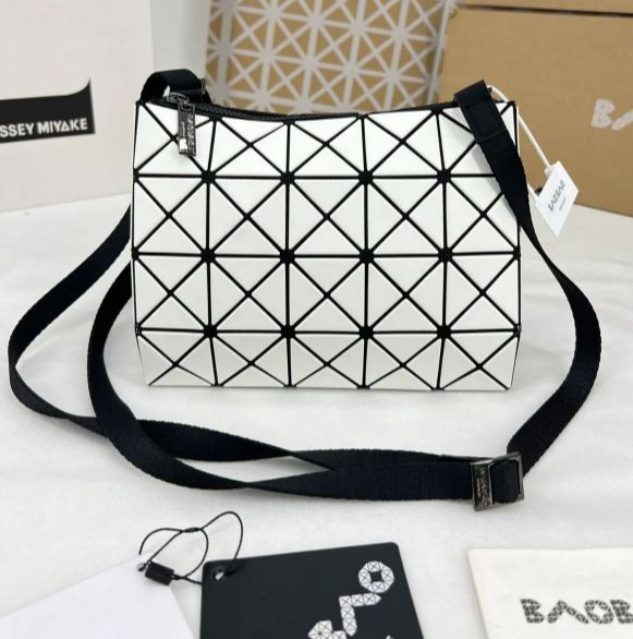 新品BAO BAO ISSEY MIYAKE ショルダーバッグ ハンドバッグ ブラック/ホワイト