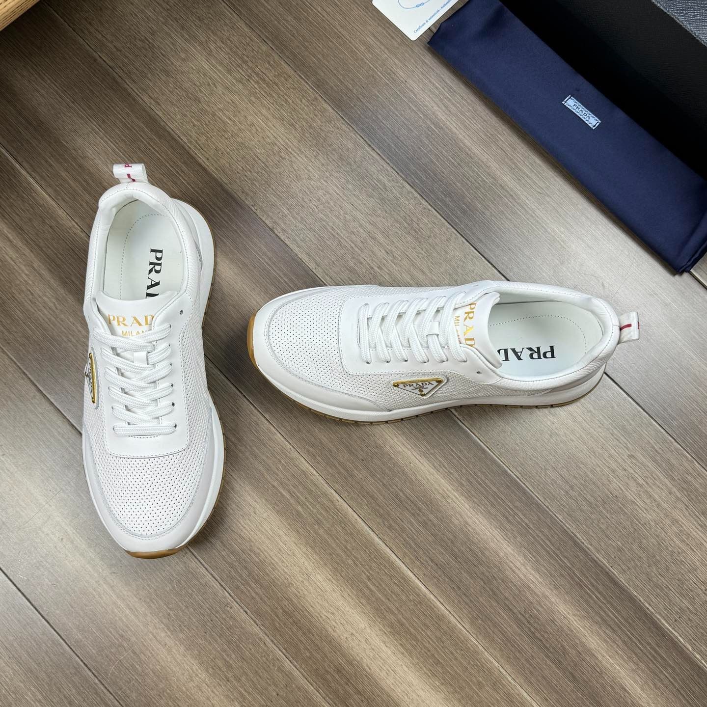 新品 PRADA（プラダ）メンズ スニーカー