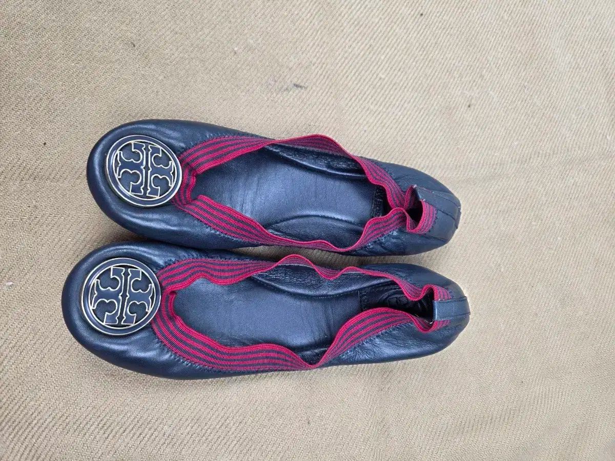 Tory Burch トリーバーチ フラットシューズ 黒 色です サイズは 5M 実際に使用する場合 225