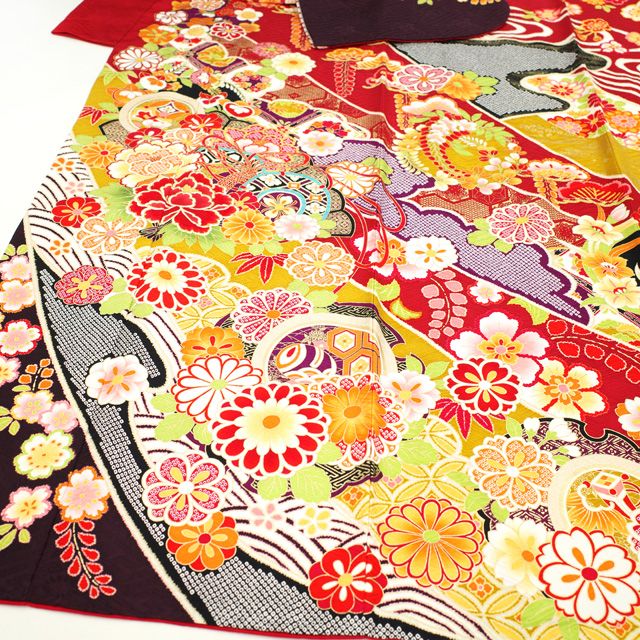 中古】 振袖 着物 刺繍 金彩加工 赤 四季の花 牡丹 桜 菊 古典柄