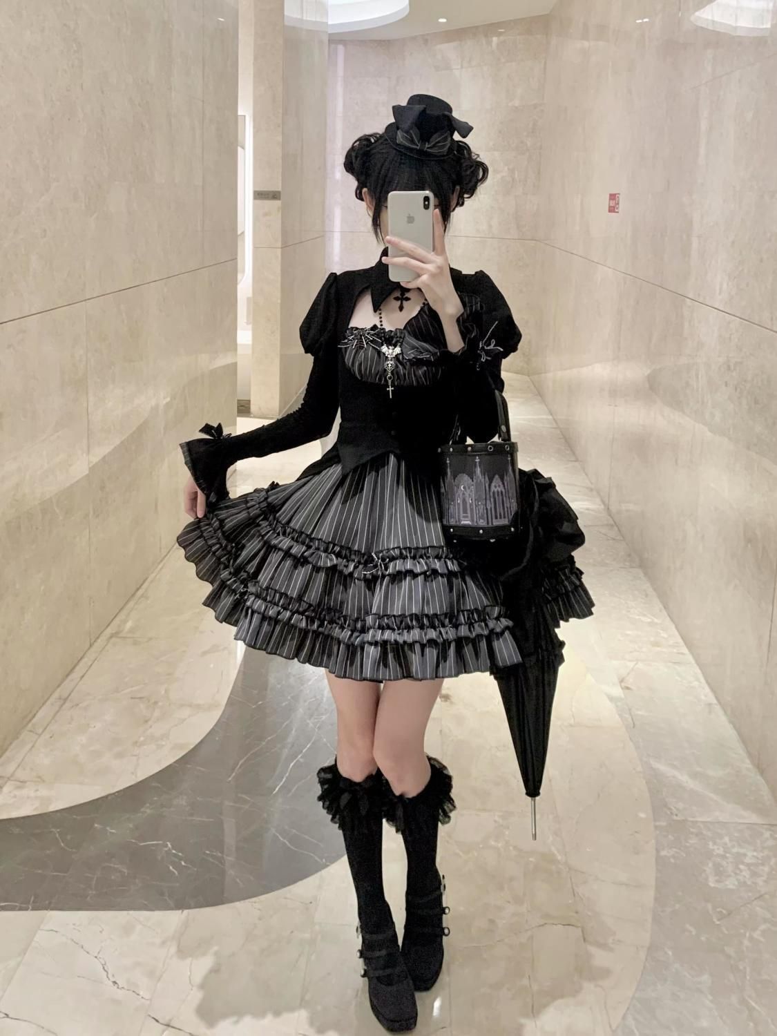 - フェイクレイヤード喇叭袖トップス＆ストライプスカート