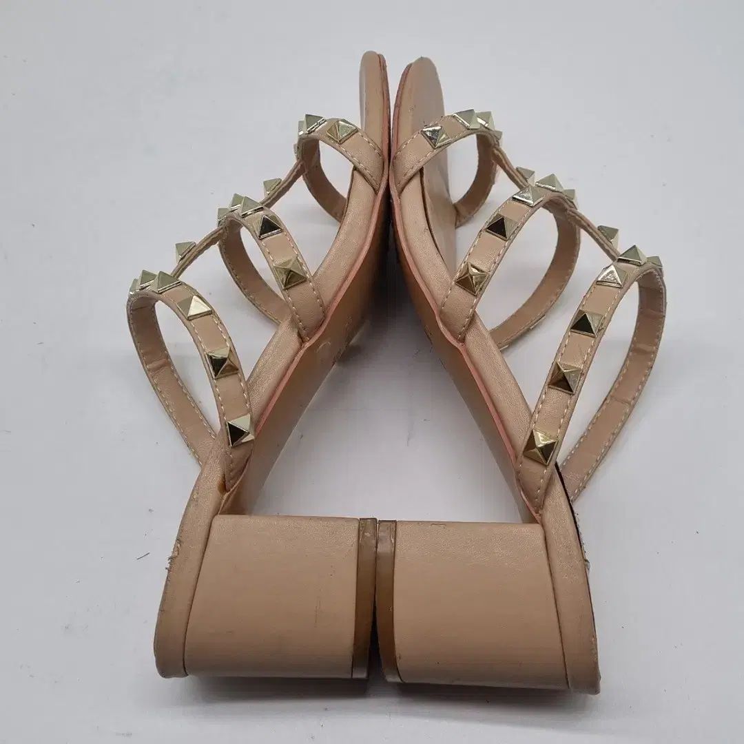 関税送料込み- VALENTINO ロックスタッズ スライド サンダル VALENTINO】 ロックスタッズ カーフスキン スライドサンダル